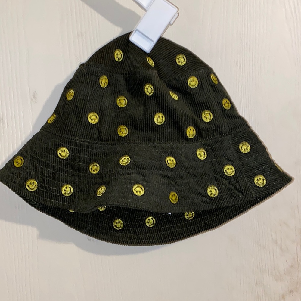urban outfitters smiley bucket hat